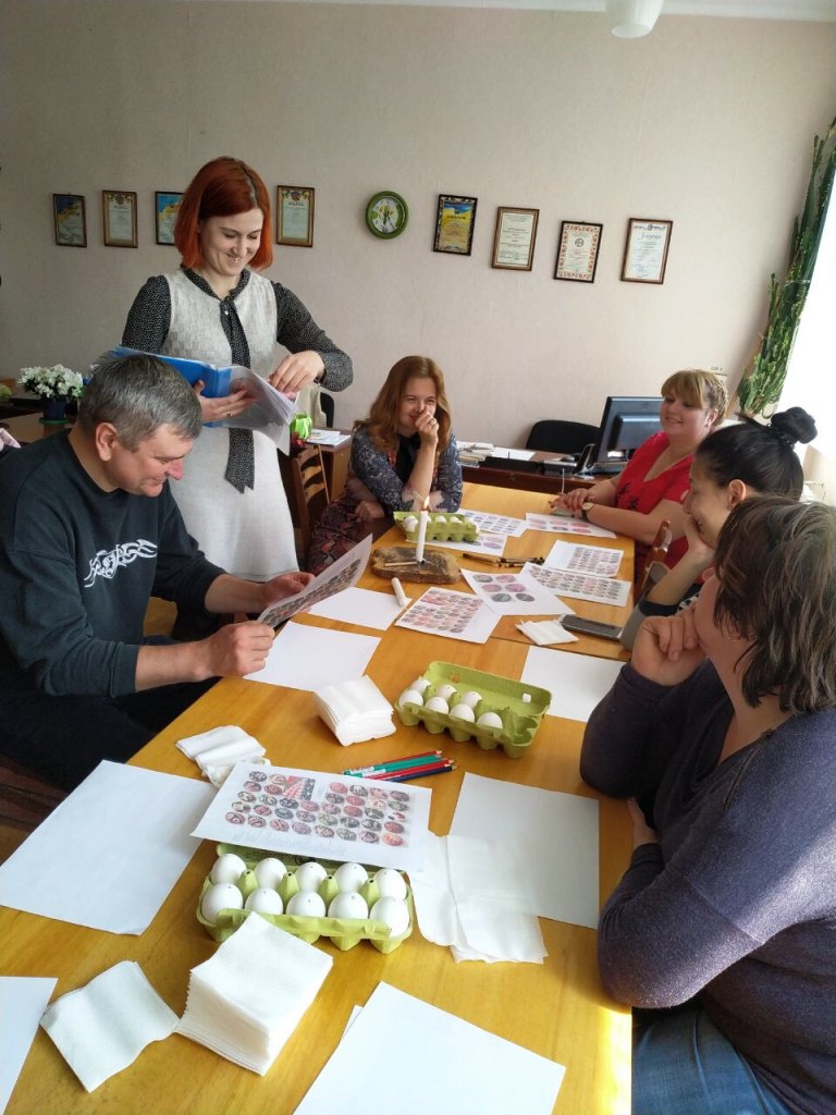 23 квітня директор Будинку культури с. Веприк Олена Жовнір провела майстер-клас з розпису писанок для працівників культури району. 
