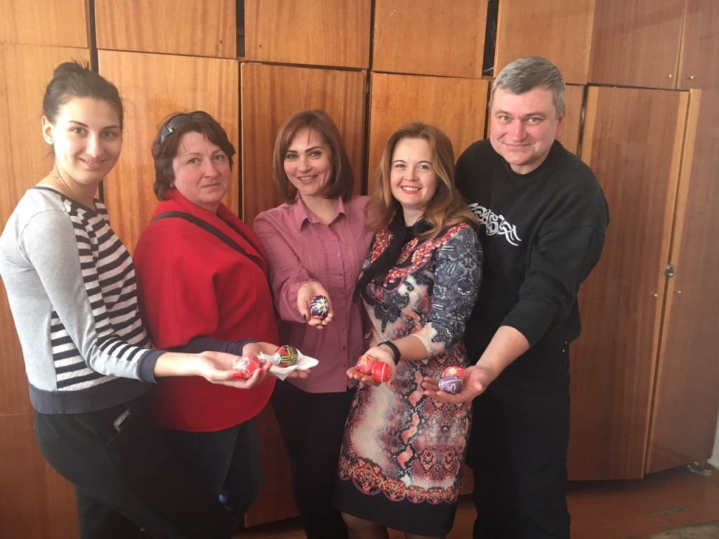 23 квітня директор Будинку культури с. Веприк Олена Жовнір провела майстер-клас з розпису писанок для працівників культури району. 