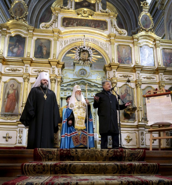 Хтось шукає в Томосі відсутність автокефалії і те, що митрополія не є самостійністю. Не знайдете – Президент під час подячного молебню на Волині