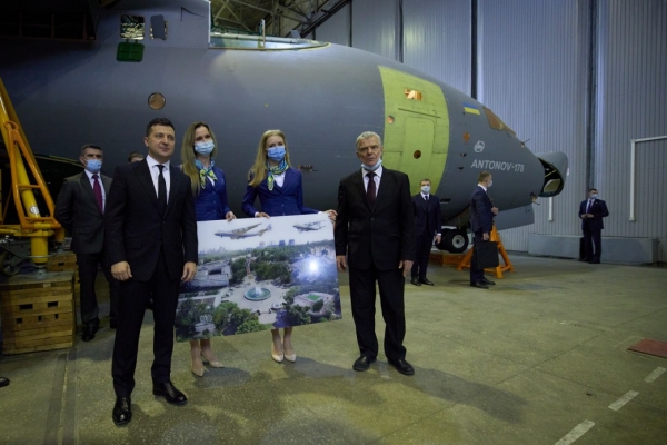 &laquo;Вперше за роки незалежності держава замовляє у &laquo;Антонова&raquo; три нові українські літаки Ан-178, які отримає армія &ndash; Володимир Зеленський&raquo;.