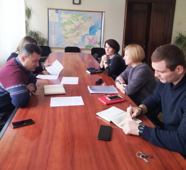 18 лютого 2020 року в.о. голови Фастівської РДА Юрій Волков, з метою вирішення питання оплати послуг за електропостачання бюджетними установами, провів нараду.